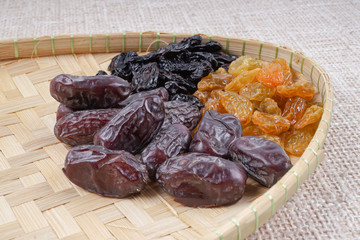 Kurma on a wooden wicker.