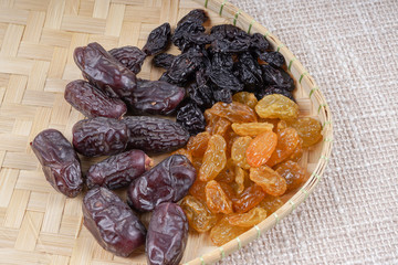Kurma on a wooden wicker.