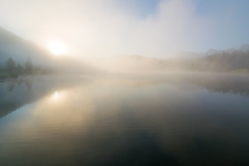 Sonnenaufgang mit Nebel am Geroldsee im Karwendel an einem Tag im Sommer