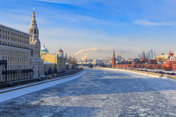 Obraz premium View of Sofiyskaya embankment in sunny winter day. Moscow in winter
