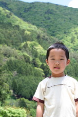 自然の中の子供