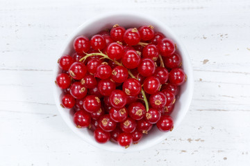 Rote Johannisbeeren Beeren von oben Holzbrett