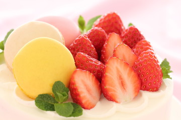 苺とマカロンのケーキ