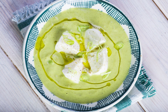 Crema o sopa de calabac&iacute;n con manzana y cebolleta y queso mozzarella aderezada con aceite de oliva virgen extra para una dieta vegetariana y saludable