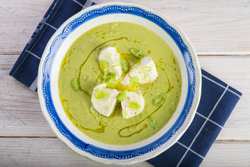 Crema o sopa de calabacín con manzana y cebolleta y queso mozzarella aderezada con aceite de oliva virgen extra para una dieta vegetariana y saludable