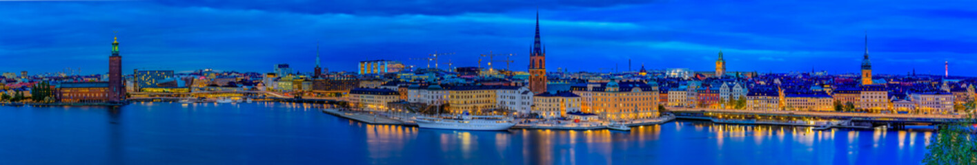 Fototapeta premium Panoramic sunset view onto Stockholm old town Gamla Stan and Riddarholmen church in Sweden
