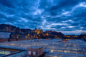 Fototapeta premium Bahnhof und Altstadt von Edinburgh