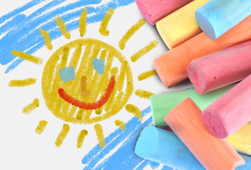 Sonne gemalt vom Kind mit Kreide