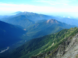 Fototapeta premium panorama view of all Kamikochi / 穂高ジャンダルムから眺める盛夏の上高地の全景
