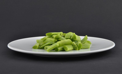 Stangenbohnen geschnitten auf Teller