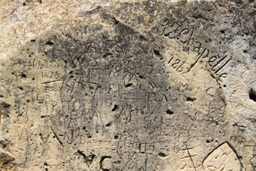 plaska skała z wyrytymi starymi napisami z poprzednich epok