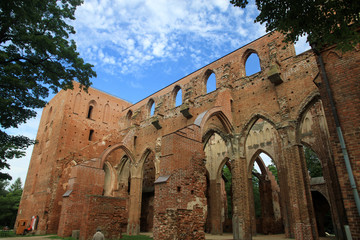 ruiny kamiennego średniowiecznego zamku w stylu gotyckim
