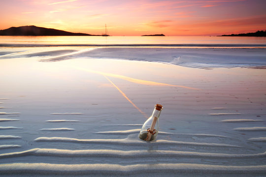 romantische Flaschenpost im Sand