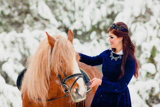 Pretti young model posing with the horse