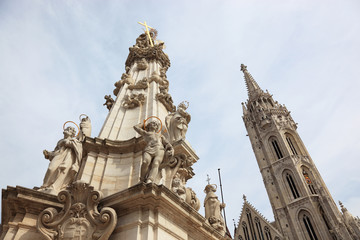 Fototapeta na wymiar Matthiaskirche und Dreifaltigkeitssäule im Burgviertel von Budapest, Ungarn