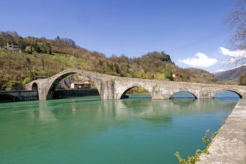 Fototapeta na wymiar The Devil's aka Maddalena's Bridge on the River Serchio, Bagni di Lucca Borgo di Mozzano, in Garfagnana, Italy.