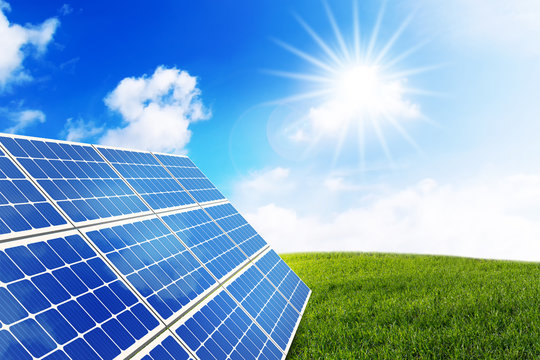 Solarkollektoren in der Sonne. Solar erneuerbare Energien.