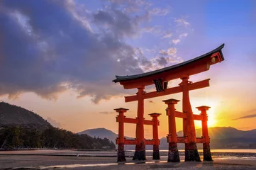 Gardinen Große Torii von Miyajima bei Sonnenuntergang, in der Nähe von Hiroshima, Japan © Delphotostock