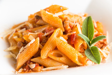 Piatto di penne al ragu e parmigiano 