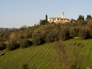 Fototapeta na wymiar Italia, Toscana, Firenze. Una chiesa e paese nei dintorni della città,in aperta campagna.