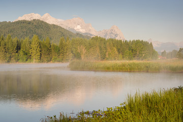 Wettersteingebirge und Zugspitze spiegeln sich auf dem Geroldsee in Bayern