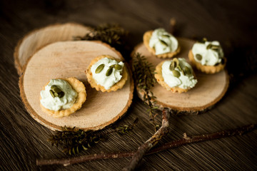 Creamcheese snack with bazil