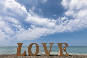 LOVEのイニシャルと海と青空