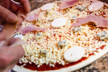 Pizza en cours de préparation