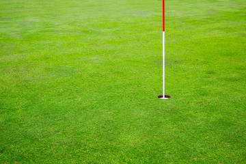 Obraz premium golf hole on a field in the morning at golf course