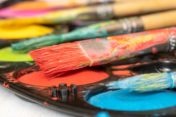 Obraz premium Watercolor paint and dirty brushes,close-up view