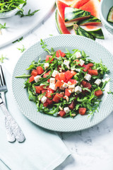 Saftige Wassermelone Salat mit Rucola und Feta käse