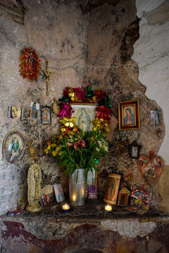 Mexikanischer Altar im Haus, Tag der Toten, Gedenken, beten, bunt, Tradition, Mexiko, Malinalco