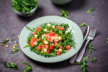 Saftige Wassermelone Salat mit Rucola und Feta käse