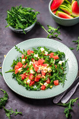 Saftige Wassermelone Salat mit Rucola und Feta käse
