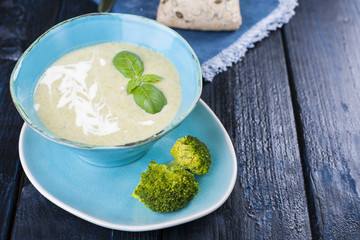 green soup with spinach. healthy eating. vegetables