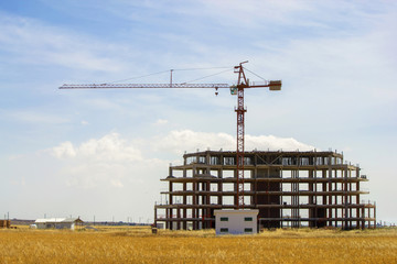 Construction crane and unfinished building
