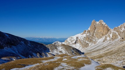 Obraz premium Bergwandern im Hochgebirge, Dolomiten mit Neuschnee