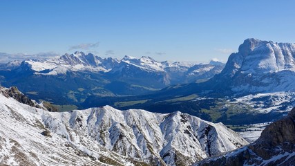 Fototapeta na wymiar Bergwandern im Hochgebirge, Dolomiten mit Neuschnee