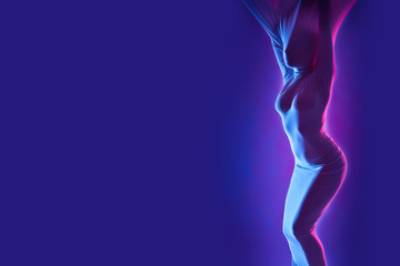 Obraz premium The figure of a woman wrapped in a cloth. Silhouette of a girl i