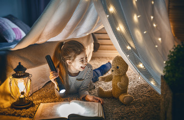 Obraz na płótnie Canvas child is reading a book