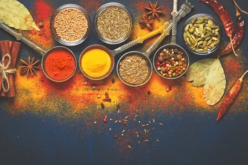 Keuken foto achterwand Kruiden Houten tafel met kleurrijke kruiden