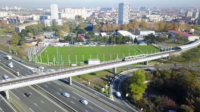 Metro on a bridge. M&eacute;tro sur un pont