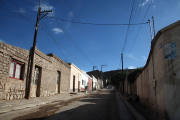 zaniedbana ulica w mieście z prostą niską zabudową w ameryce południowej © KOLA  STUDIO