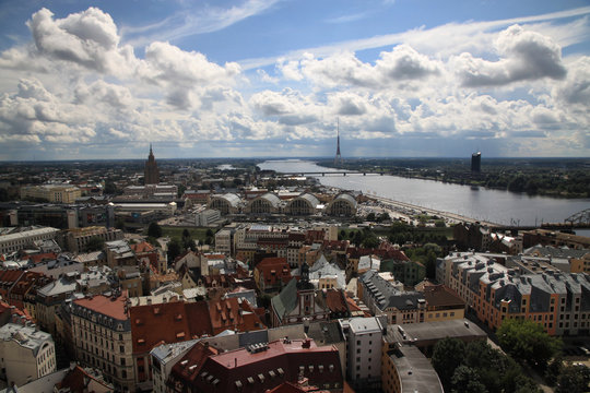 panorama starej części miasta ryga z przepływającą przez nie rzeką w słoneczny dzień z obłokami na niebie