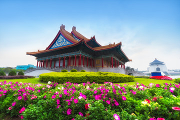 Naklejka premium Sala Pamięci Chiang Kaj-szeka, widok na krajobraz krajobrazowy Hali Pamięci Czang Kaj-szeka z ogrodem kwiatowym o poranku, najsłynniejsza atrakcja turystyczna w Tajpej na Tajwanie, 2018