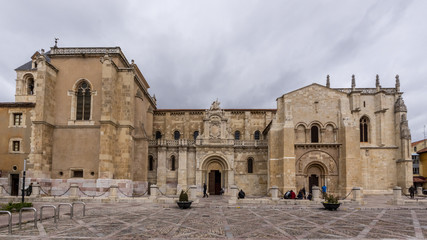 Fototapeta na wymiar View of the Basilica of San Isidoro in Leon (Spain) with a sky covered with clouds. April of 2018