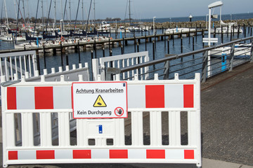 Fototapeta premium Warnhinweis auf Kranarbeiten