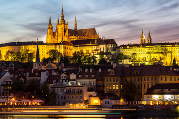 Obraz premium Castle and St. Vitus cathedral in Prague at night, Czech Republic
