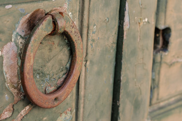 Maniglia di una porta antica in ferro battuto.