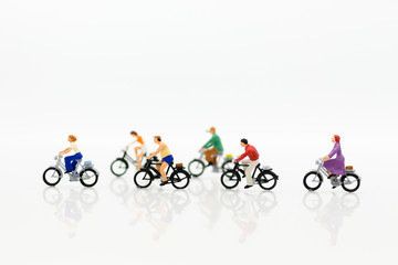 Obraz premium Miniature people: People use bicycles as vehicles to travel. Image use for energy reduction and exercise in everyday.